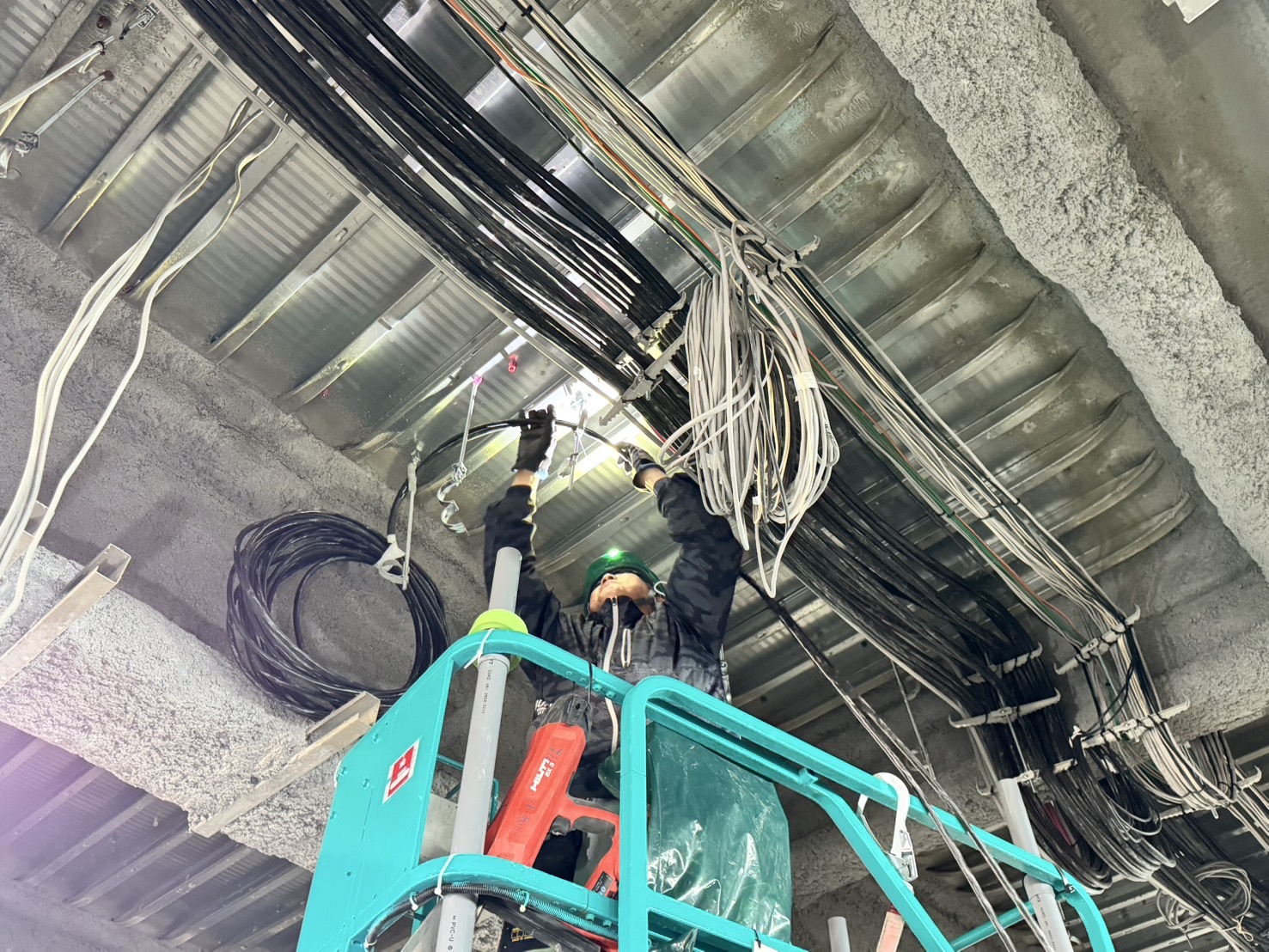 本日紹介するのは高所作業車です